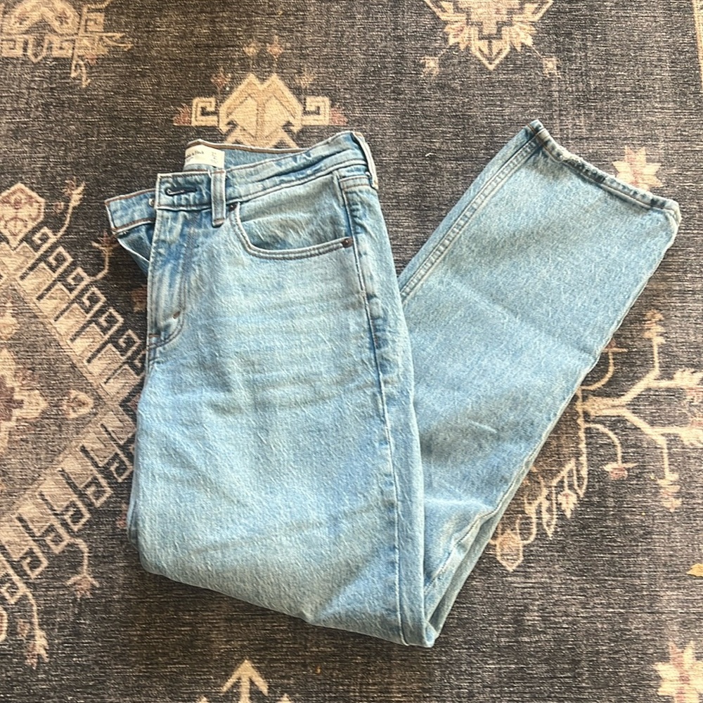Abercrombie & Fitch - The Straight Mid Rise Jeans
27/4 Short